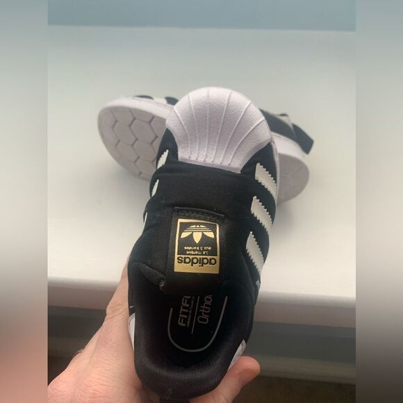 Adidas Kids Superstars shell toe  Sneakers - Picture 2 of 7